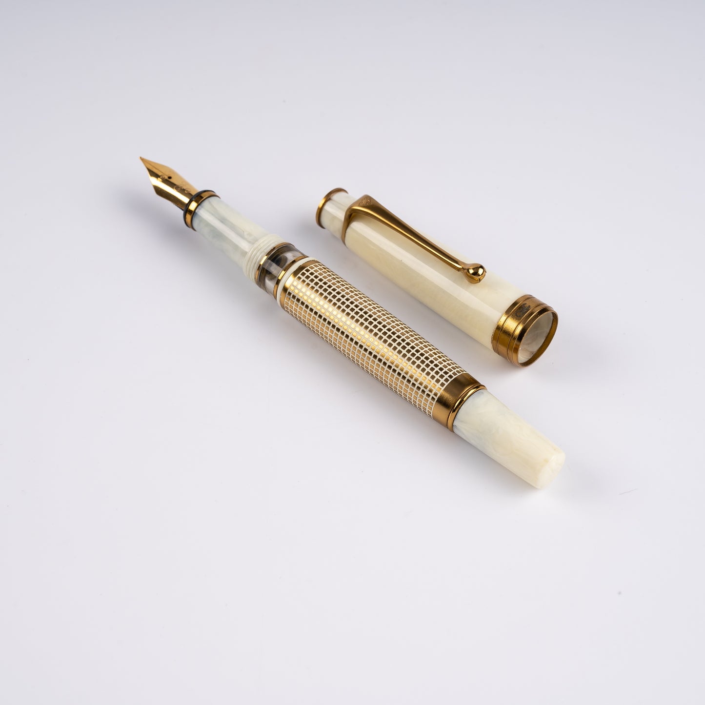 Royale Ivory X Hatch Fountain Pen