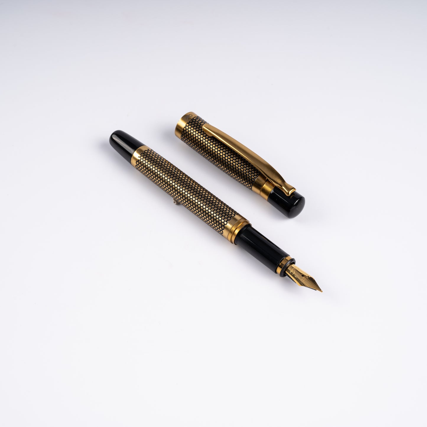 Tulip Ebony Polka Dot Fountain Pen