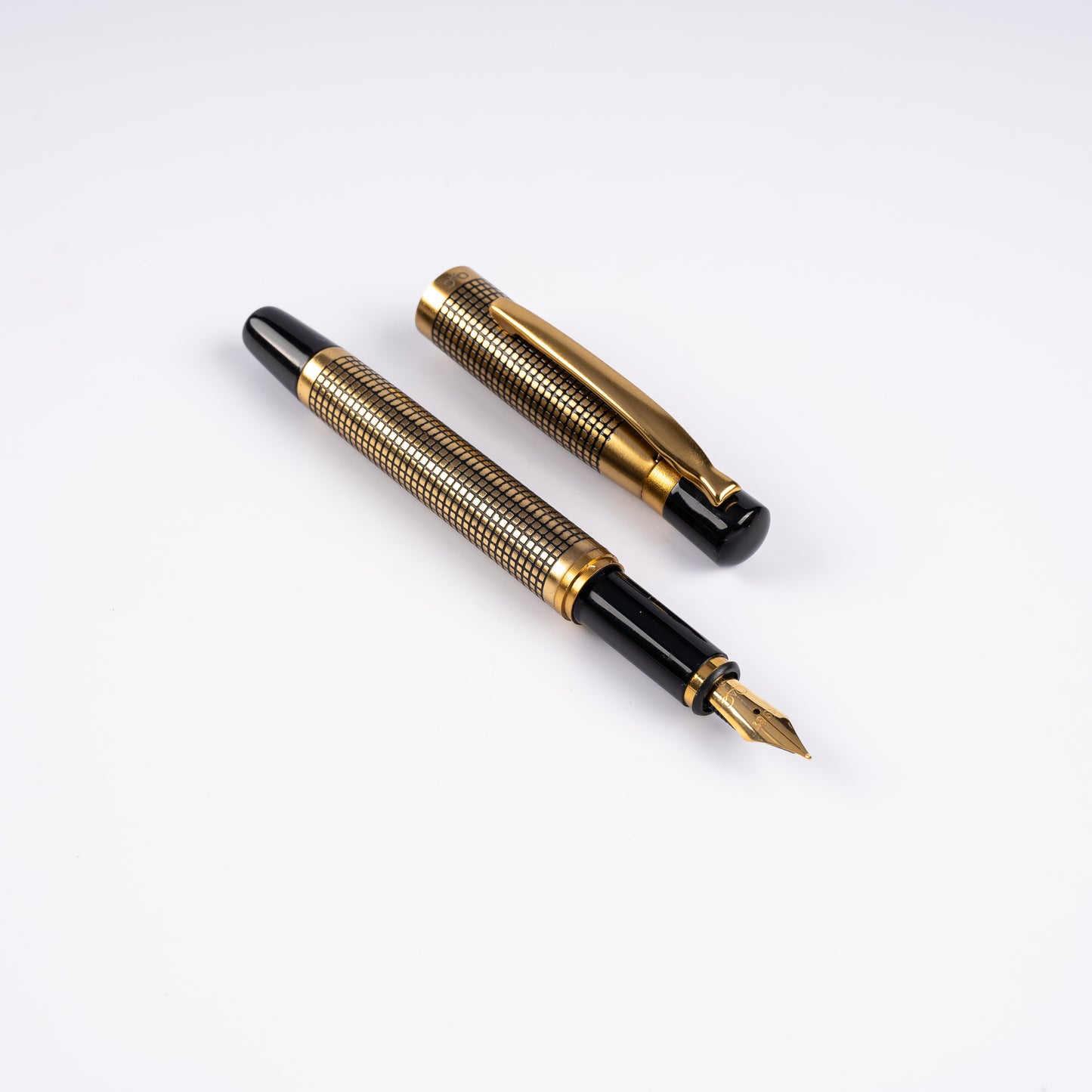 Tulip Ebony X Hatch Fountain Pen