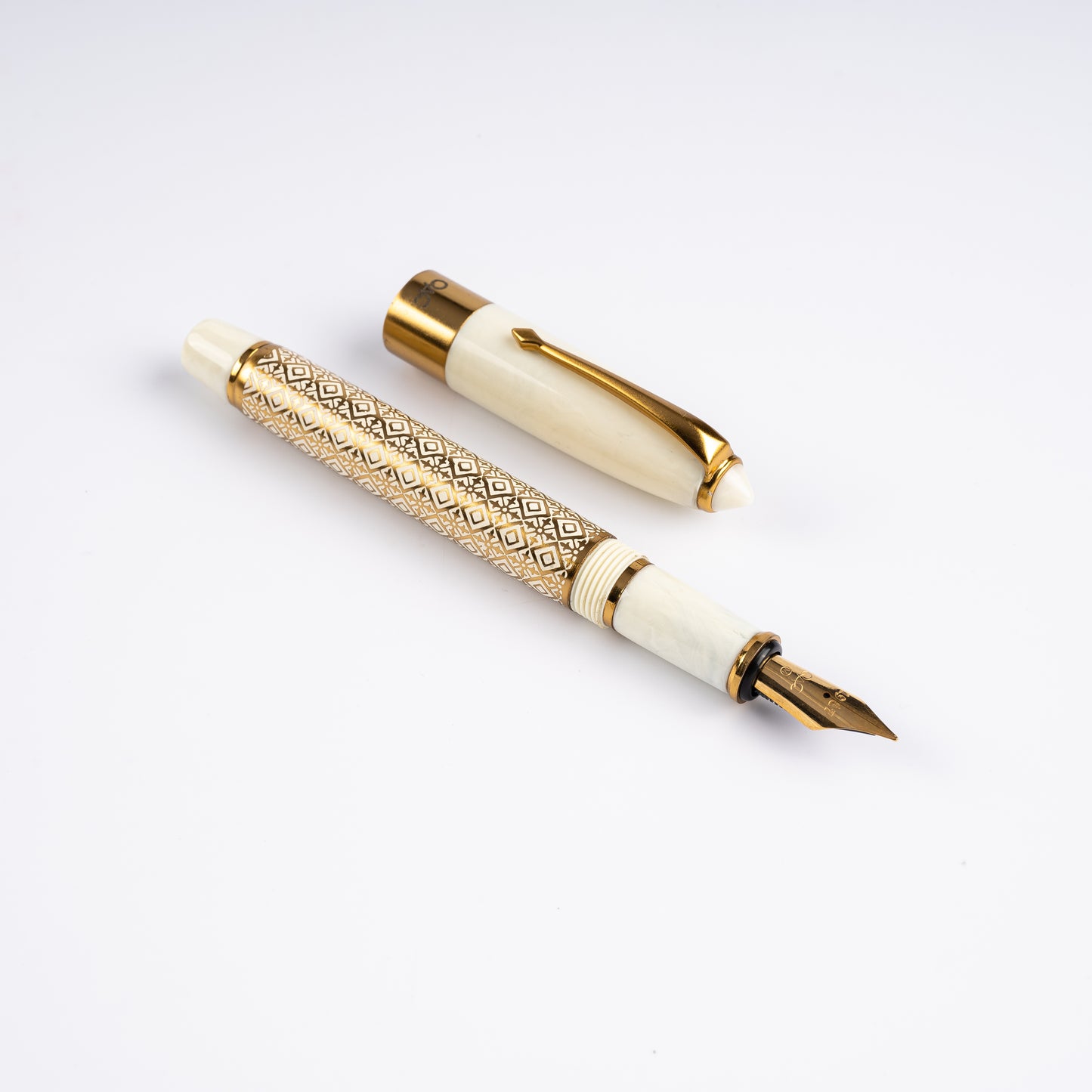 Epic Ivory Diamond Fountain Pen