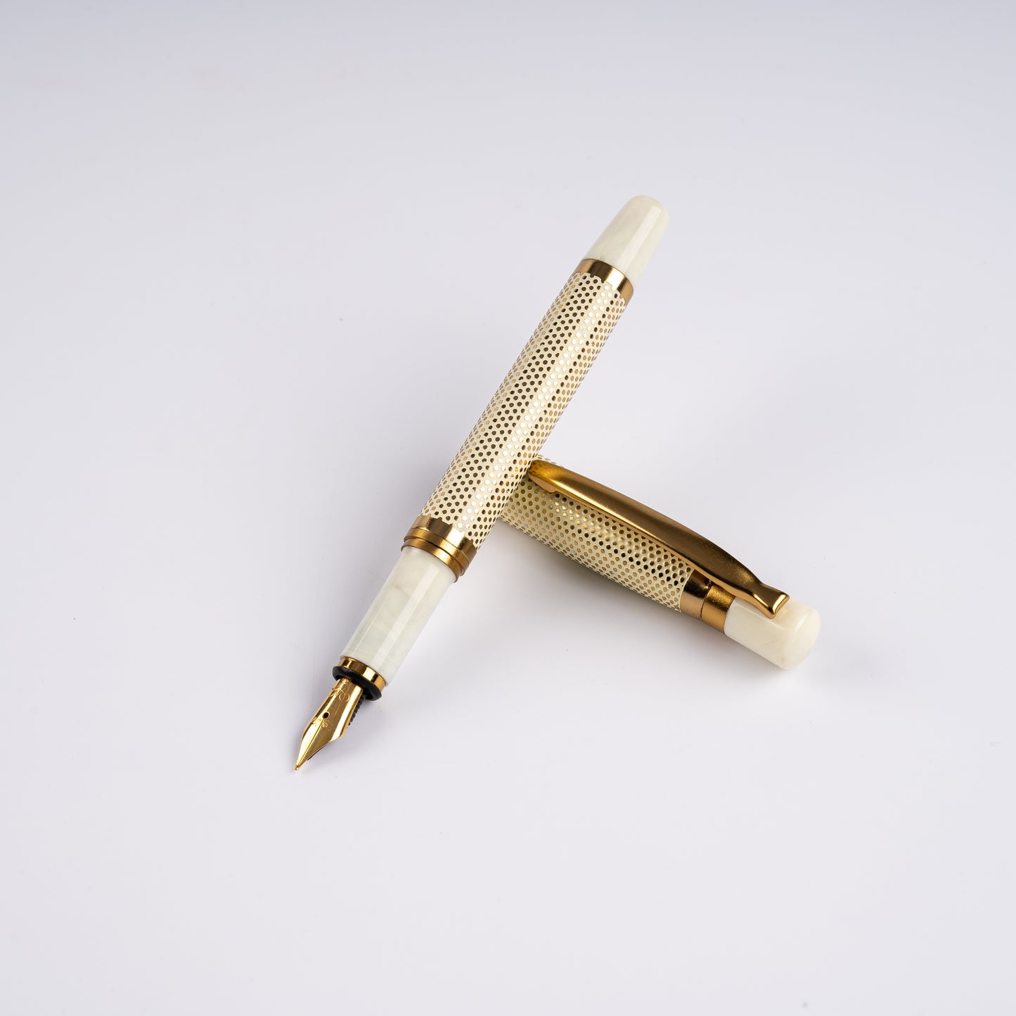 Tulip Ivory Polka Dot Fountain Pen